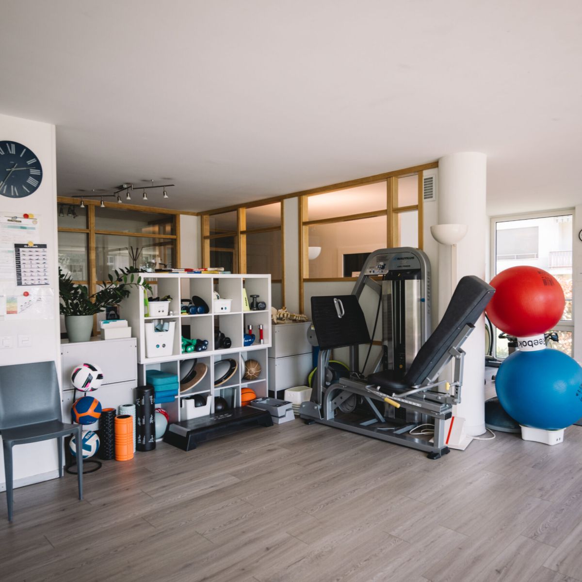 Une salle toute équipée pour perfectionner son endurance, son swing et suivre les meilleurs conseils de coaching